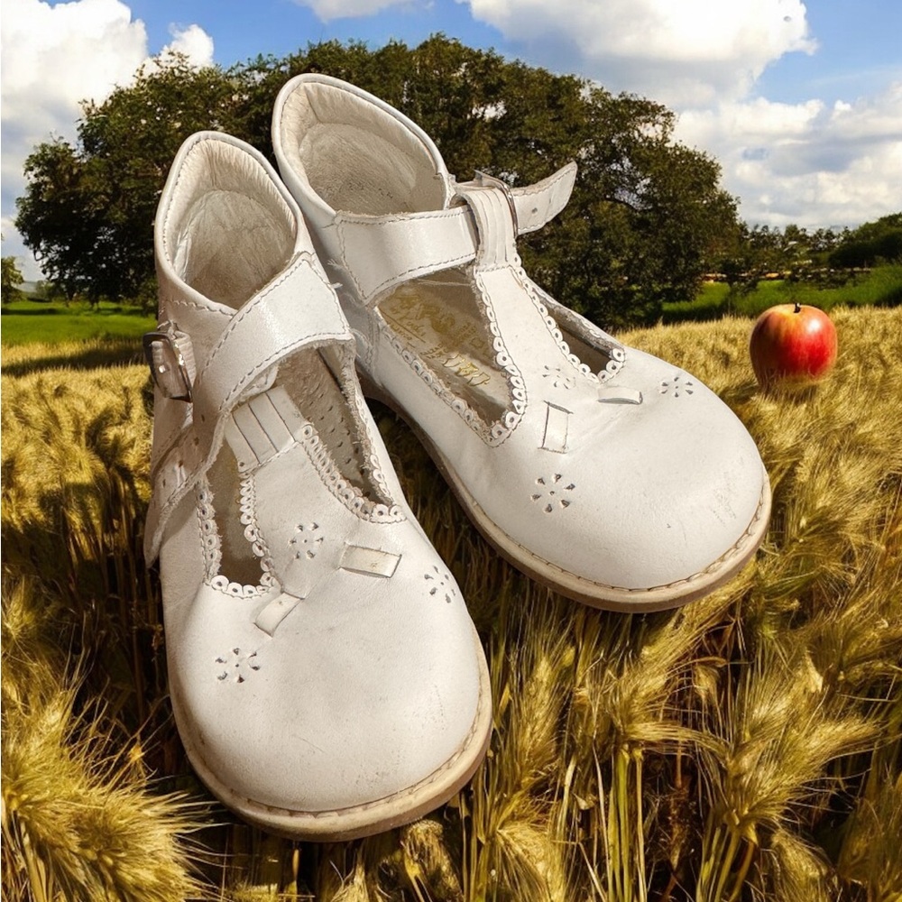 Kinder White Dress leather Shoes with Minimalist Design and Rounded Toe size 8